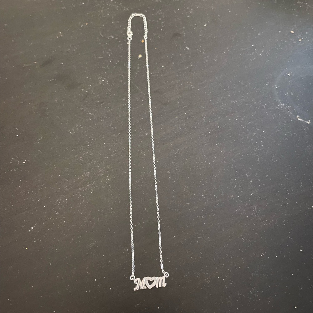 Sterling Silver 9 inch necklace with a Mom attached pendant. Bag 8
